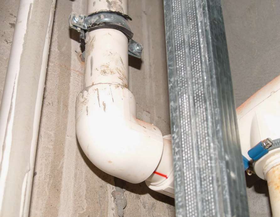 Протечка трубы: что делать до прихода сантехника