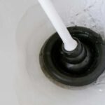 <span class="title">Как прочистить засор в ванной: эффективные методы</span>