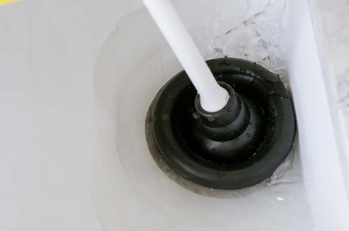 Как прочистить засор в ванной: эффективные методы